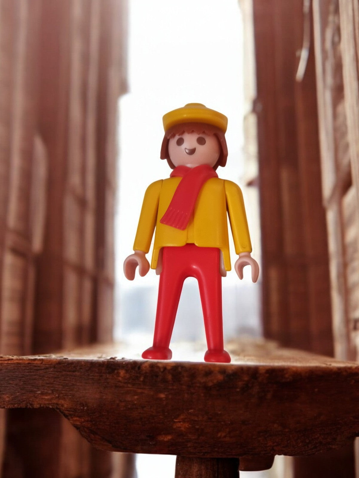 Figurine Playmobil vintage années 70 jaune rouge personnage rétro ancien jouet