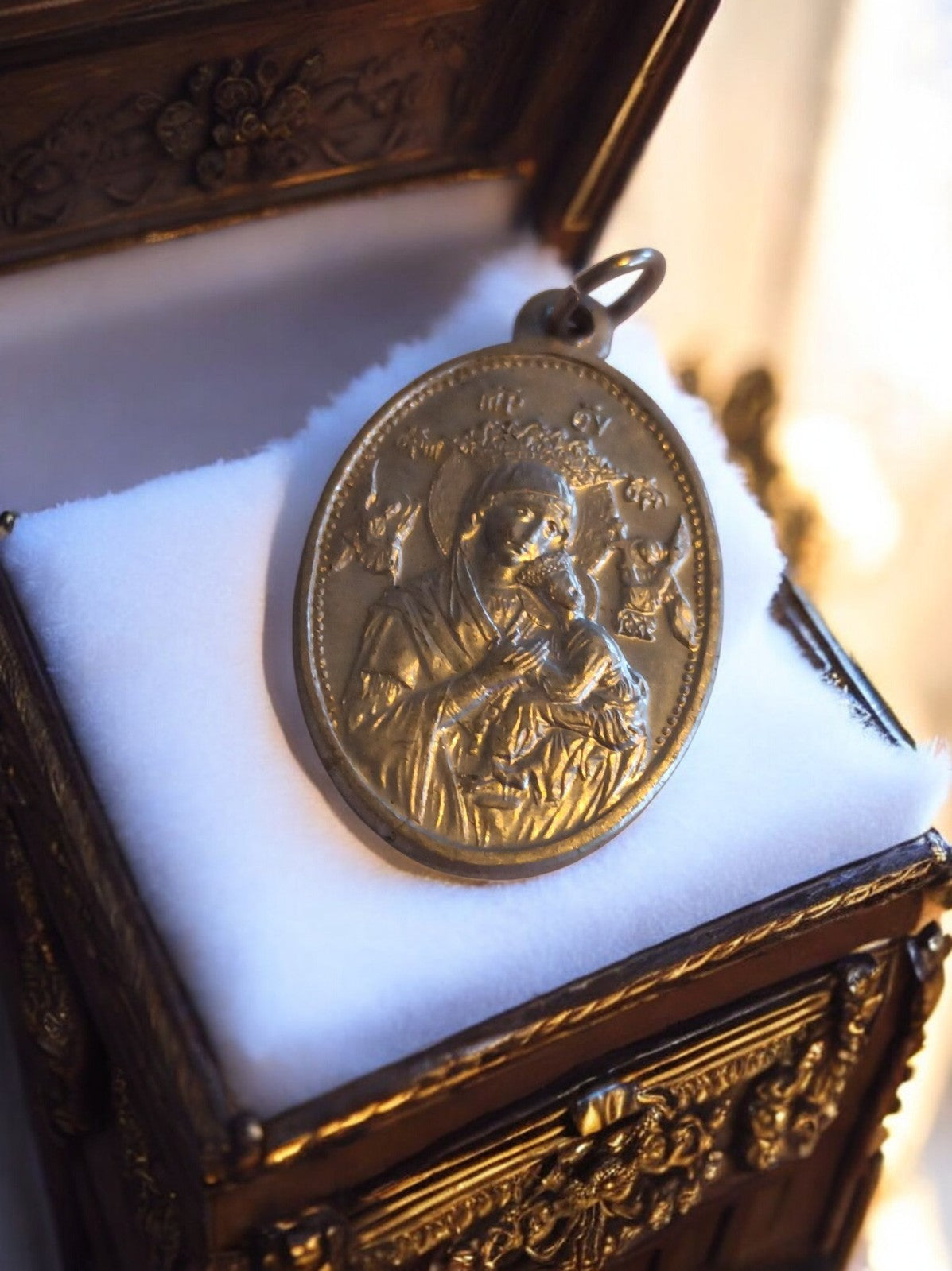 Médaille religieuse vintage ovale dorée Vierge à l’Enfant, parfait état