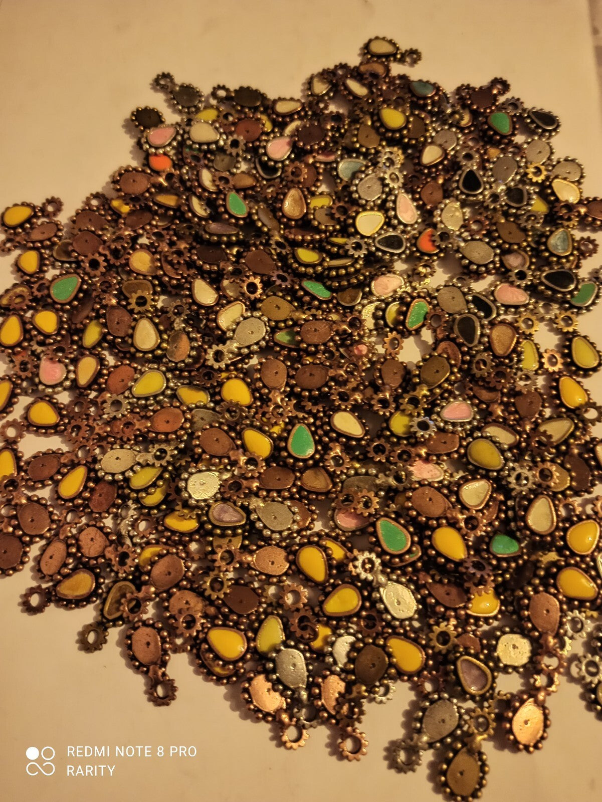 Lot 200 pendentifs goutte émaillés métal couleurs fantaisie années 90