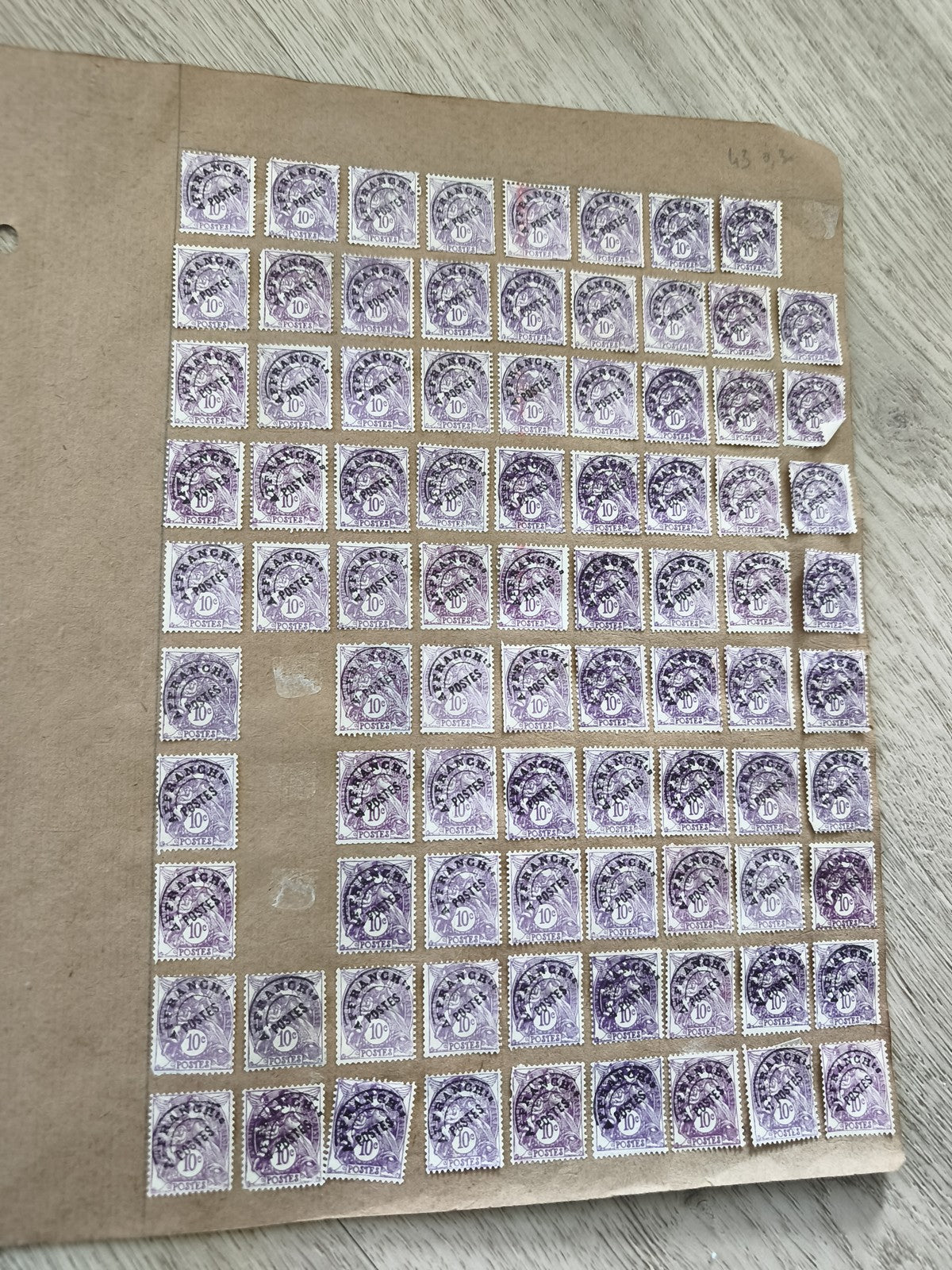 Gros lot anciens timbres Marianne violet 10c sur planche philatélie étude