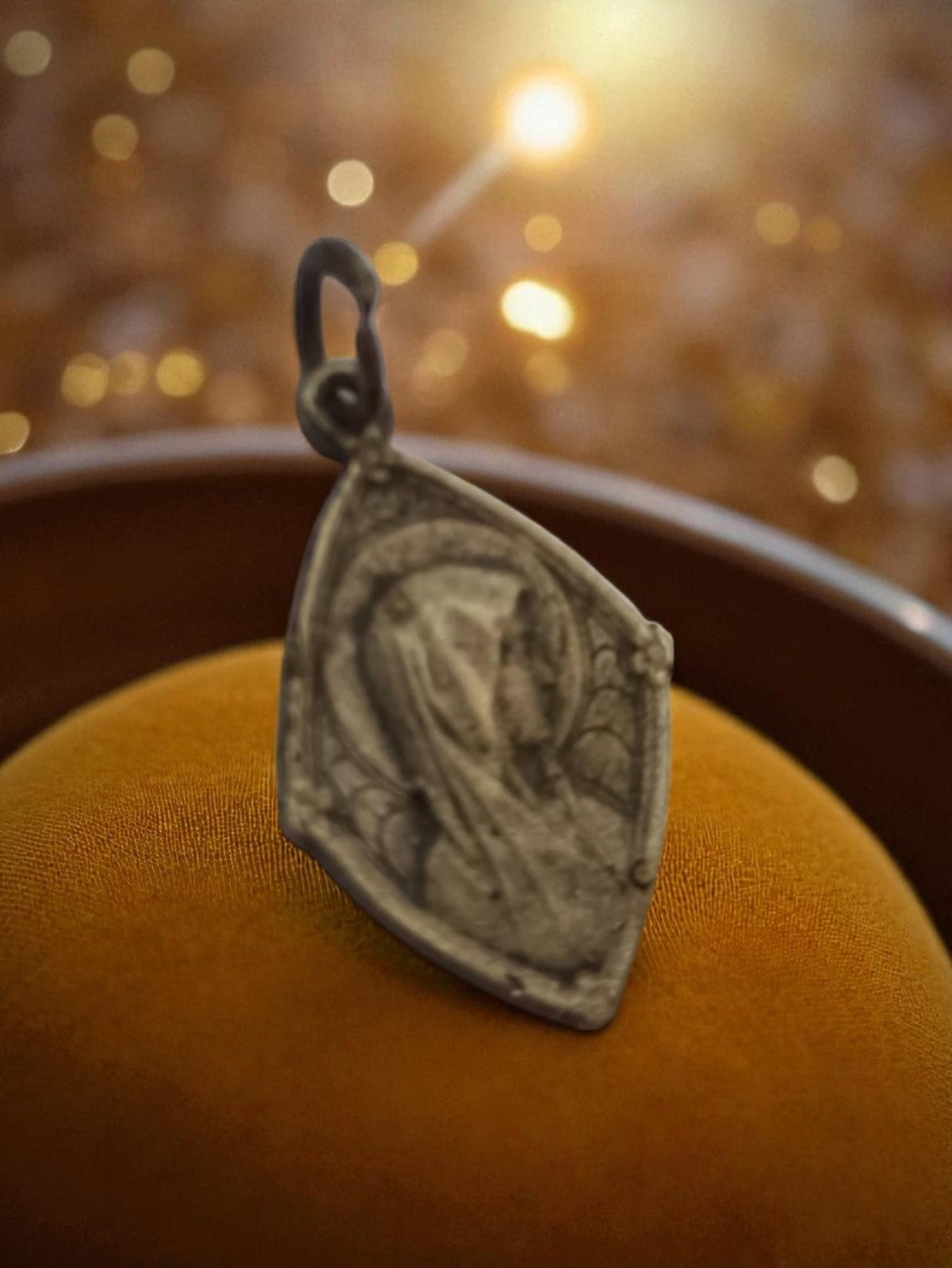 Petite médaille religieuse catholique vintage, Vierge, forme losange, ancien pen