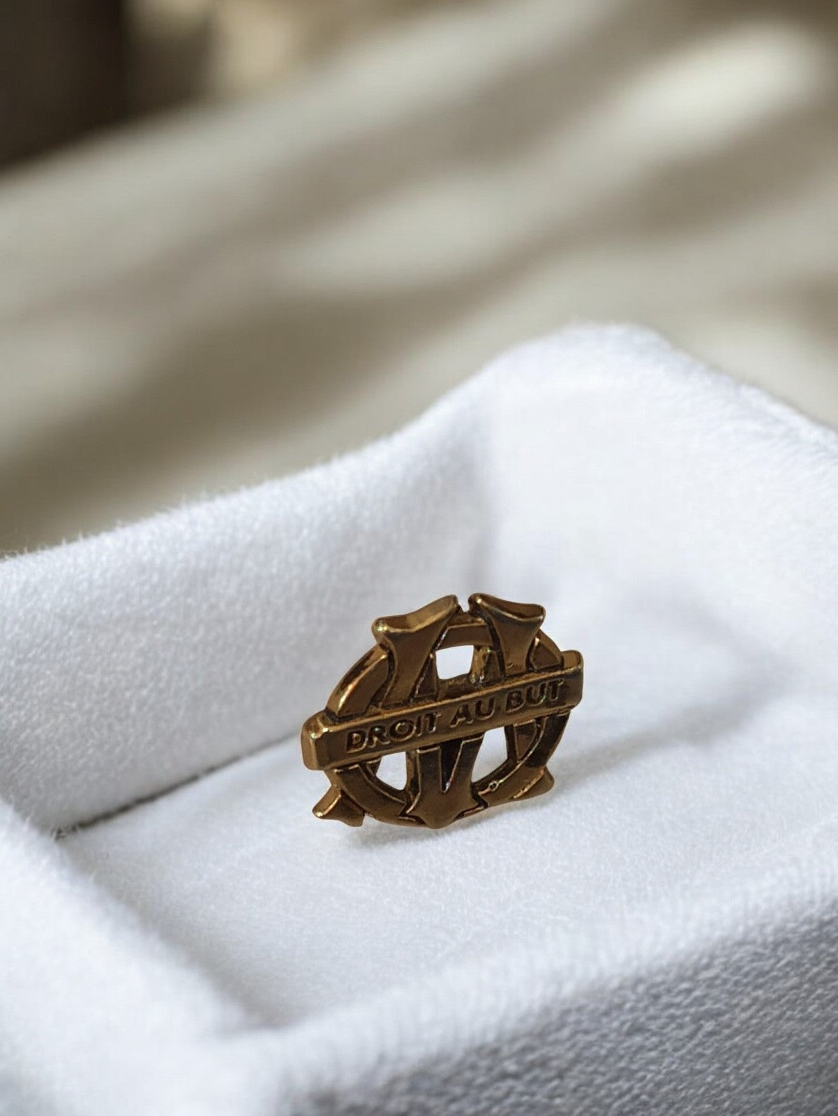 Pin's vintage Olympique de Marseille OM logo doré Droit au But rétro football