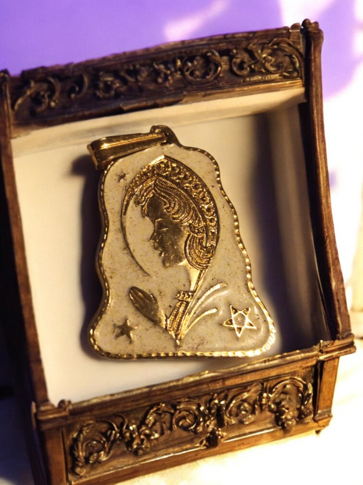 Pendentif vintage plaqué or Vierge étoilée années 80 médaillon rétro