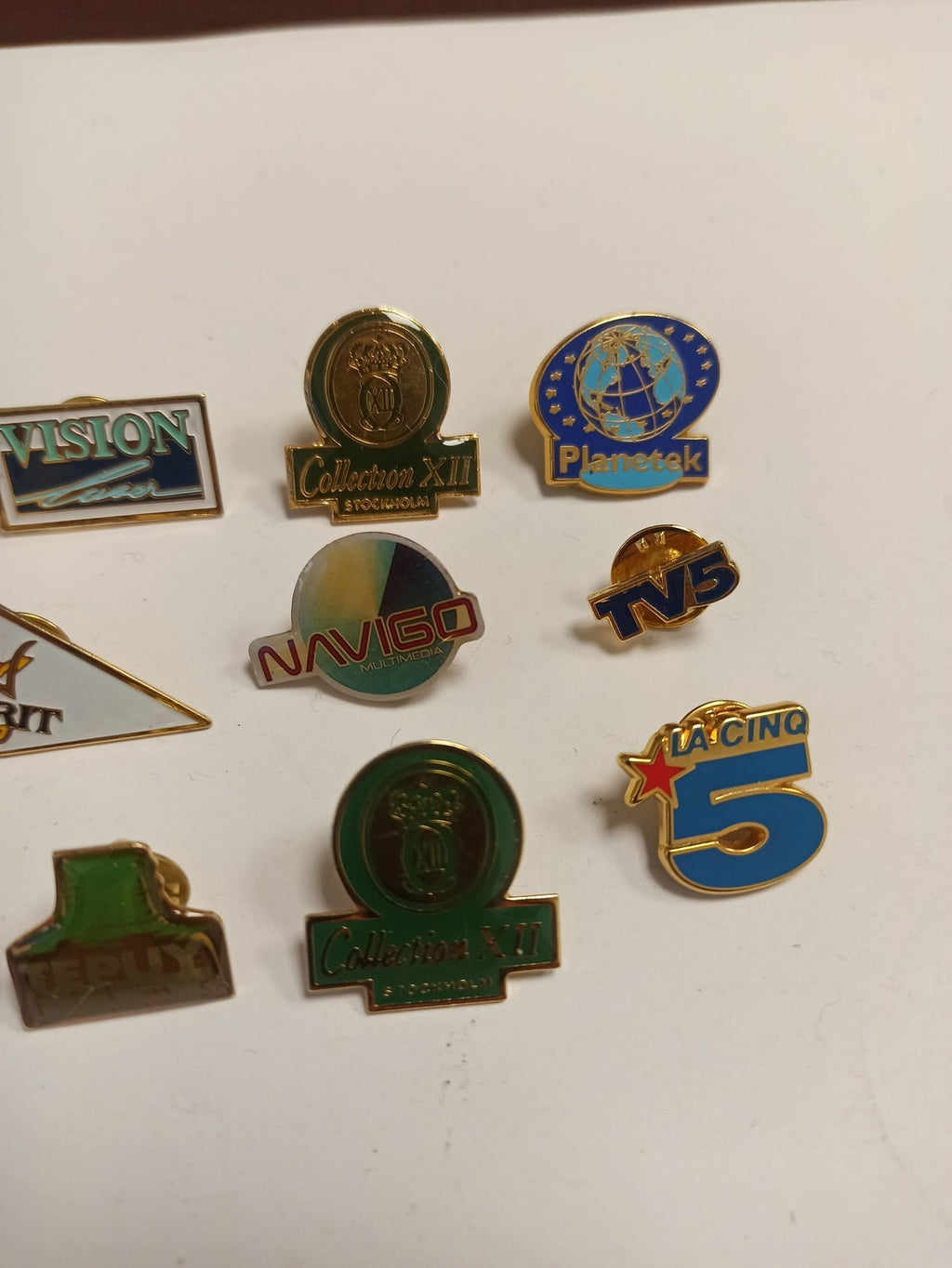 Lot 10 pin's publicitaires vintage émaillés TV5 La Cinq Collection XII années 90