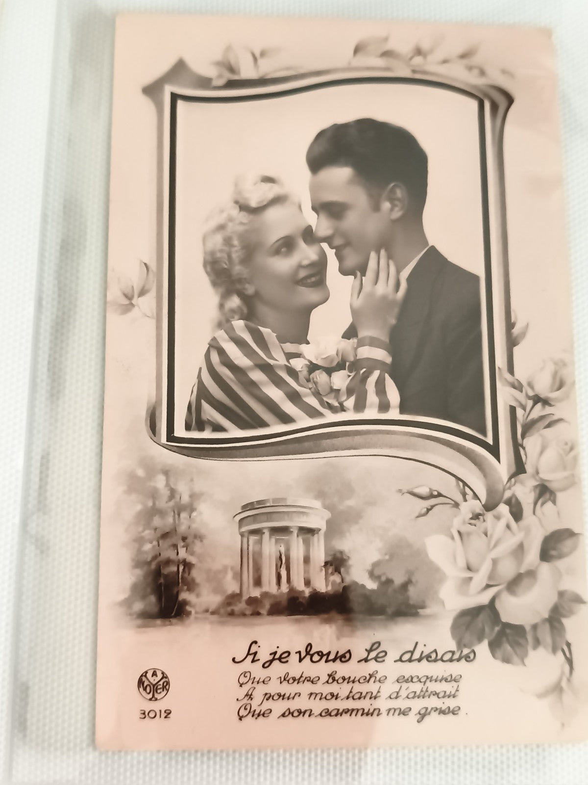 Carte postale ancienne amour couple années 40 photo sépia roses temple CPA