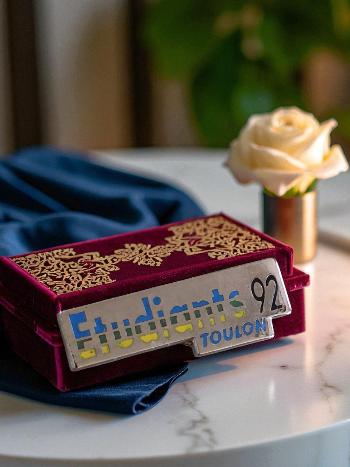 Pin's plaque "Étudiants 92 Toulon" vintage édition limitée, publicitaire