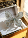 Broche papillon vintage en métal argenté filigrané, bijou rétro chic