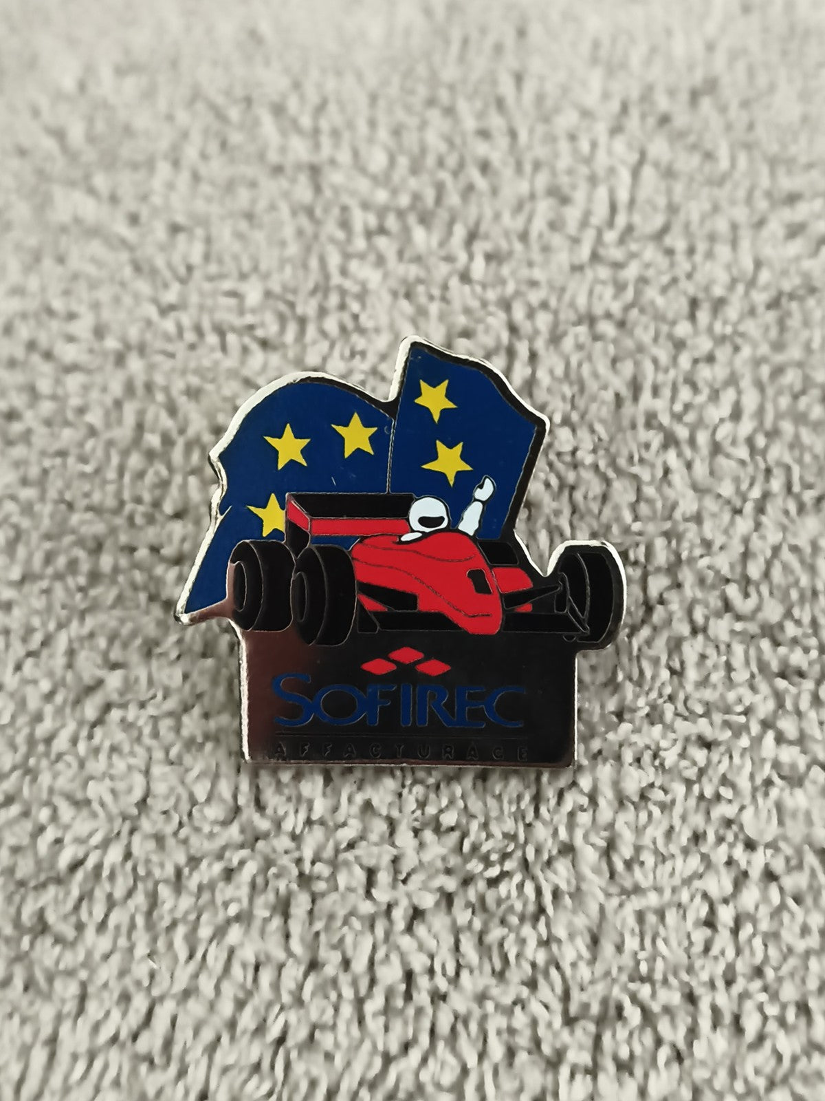 Pin's vintage Formule 1 SOFIREC drapeau européen auto sport (Ref 1)