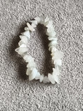 Bracelet pierres naturelles blanc translucide chips élastique bijou fantaisie