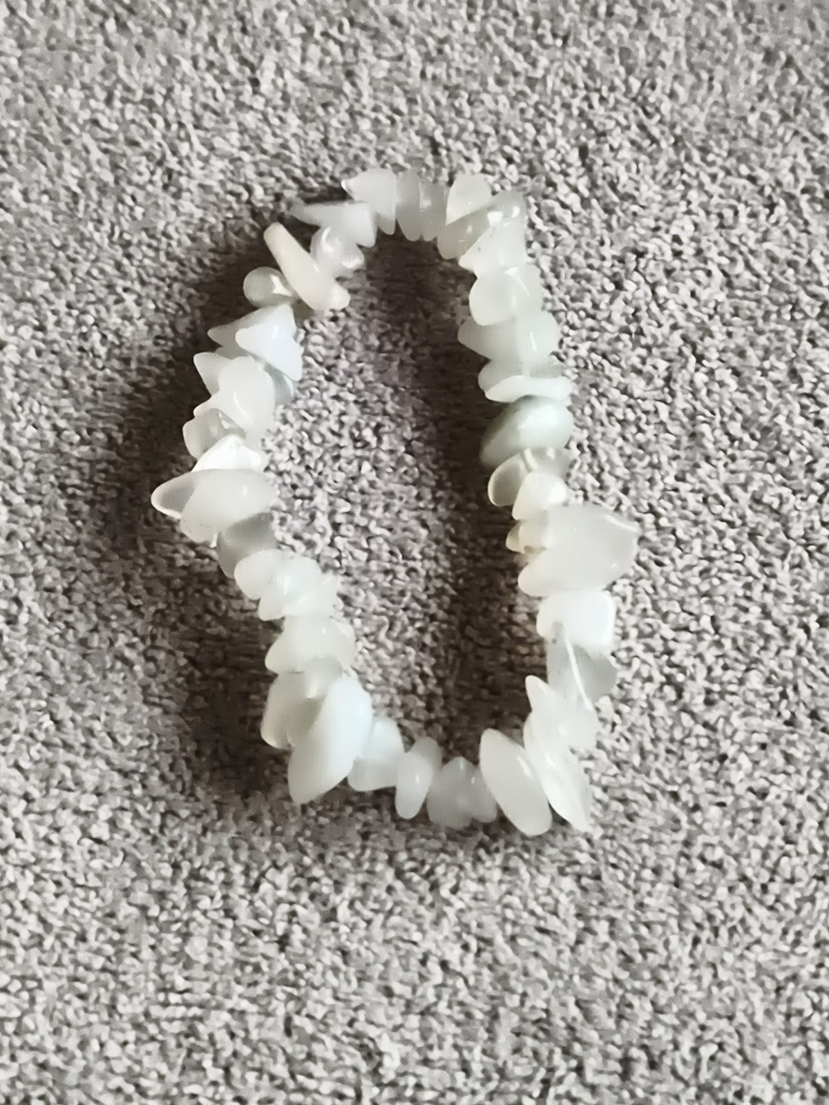 Bracelet pierres naturelles blanc translucide chips élastique bijou fantaisie