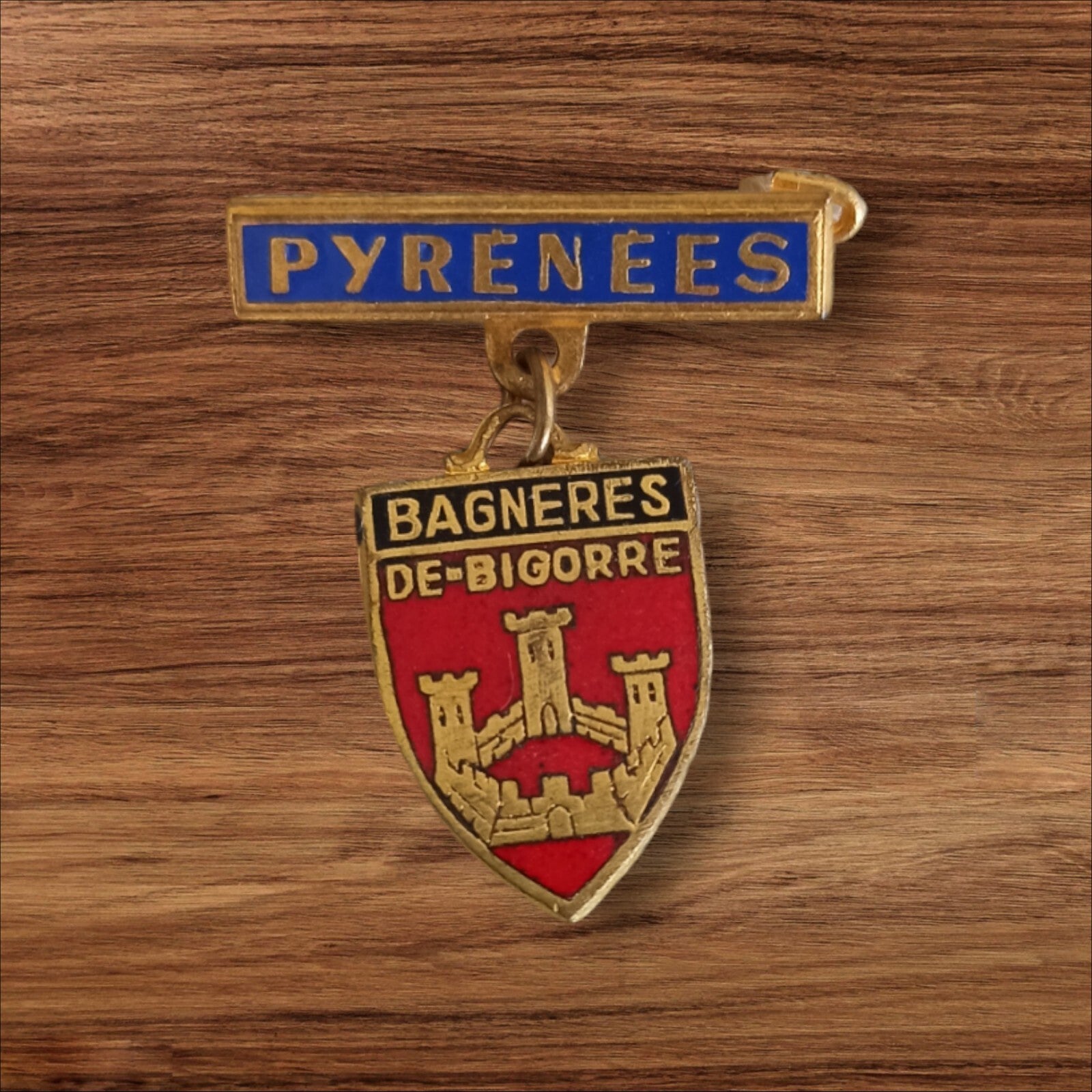 Broche ancienne Pyrénées émaillée, blason Bagnères-de-Bigorre, métal doré