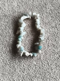 Bracelet élastique pierres naturelles aspect turquoise blanc bleu, perles chips