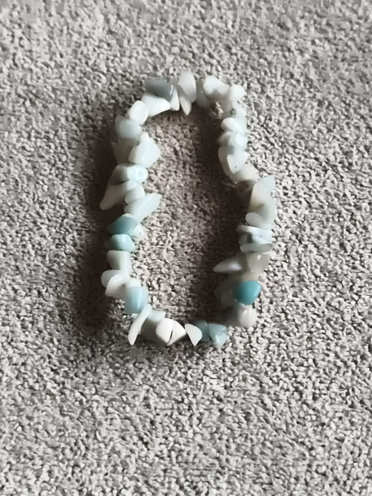 Bracelet élastique pierres naturelles aspect turquoise blanc bleu, perles chips