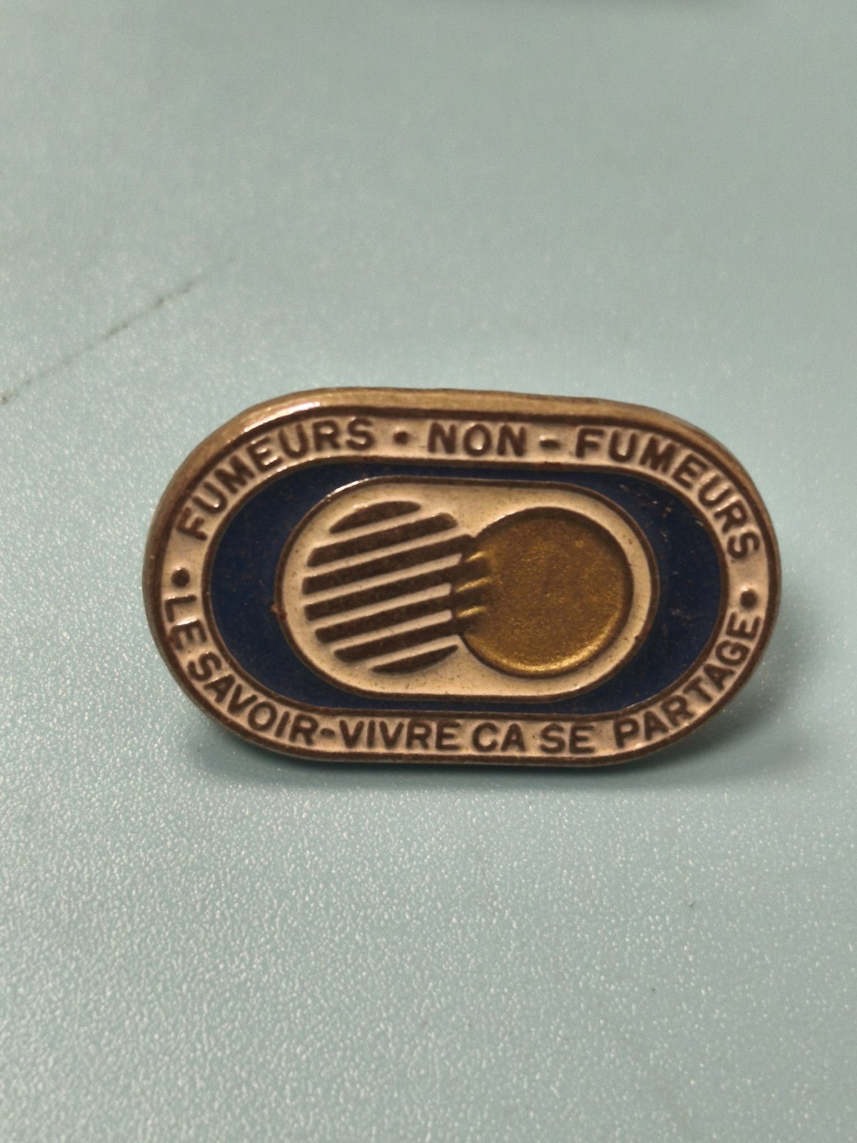 Pin's vintage non fumeurs Fumeurs/Non-Fumeurs, bleu doré, années 80-90