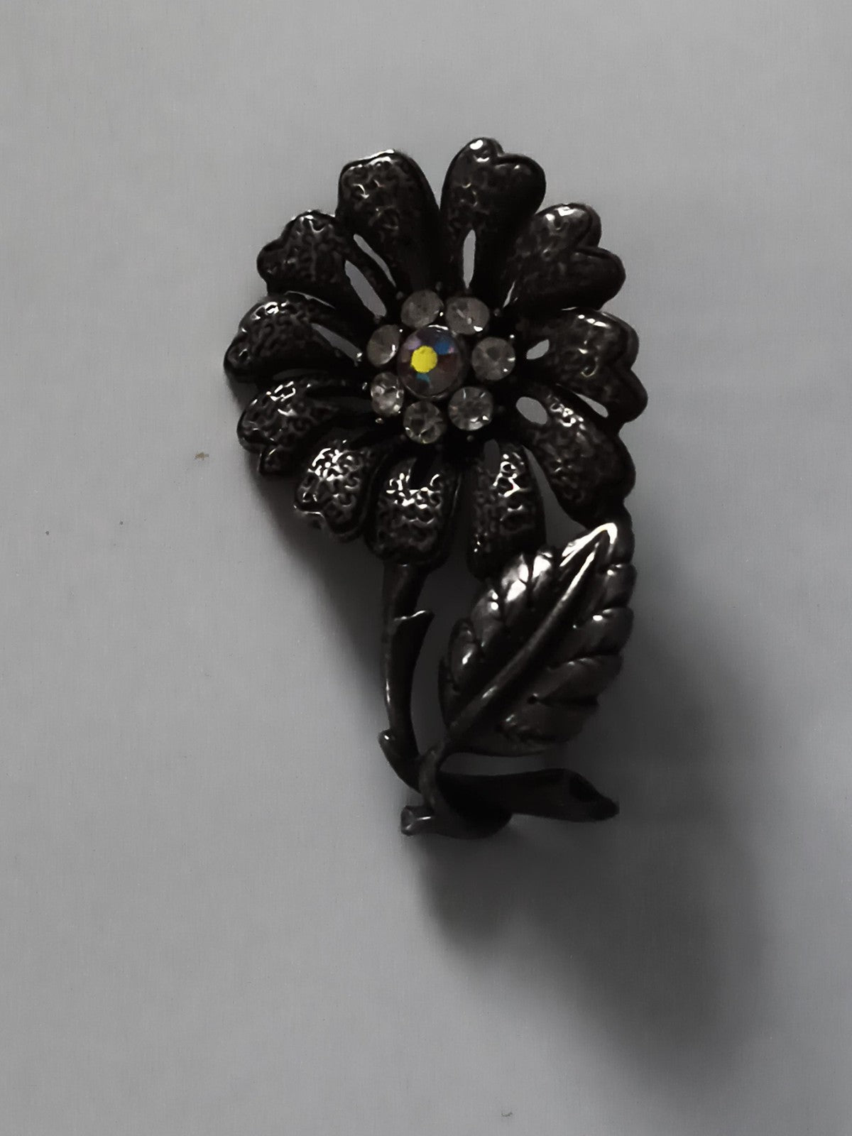 Broche vintage fleur stylisée finition sombre strass ancien rétro