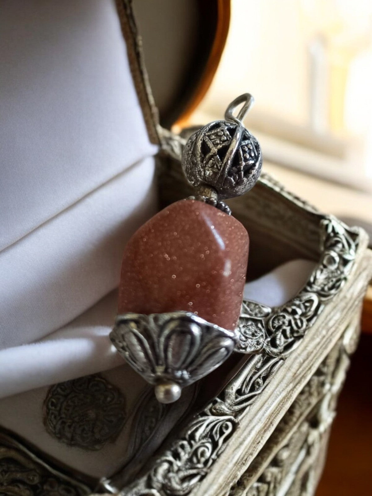 Pendentif vintage pierre naturelle brun orangé monture métal travaillé