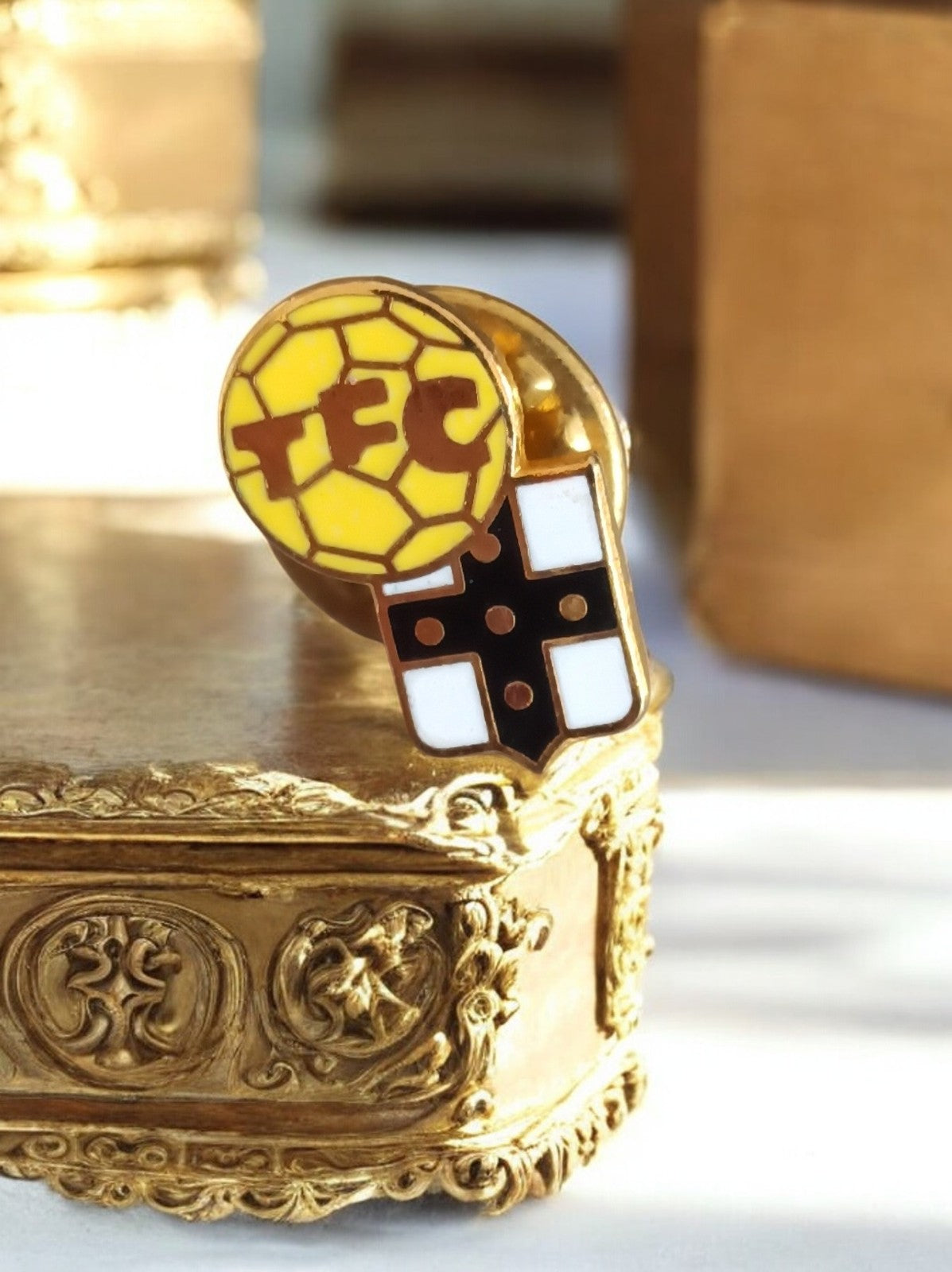 Pin's vintage TFC Football jaune blason rétro – Accessoire supporter