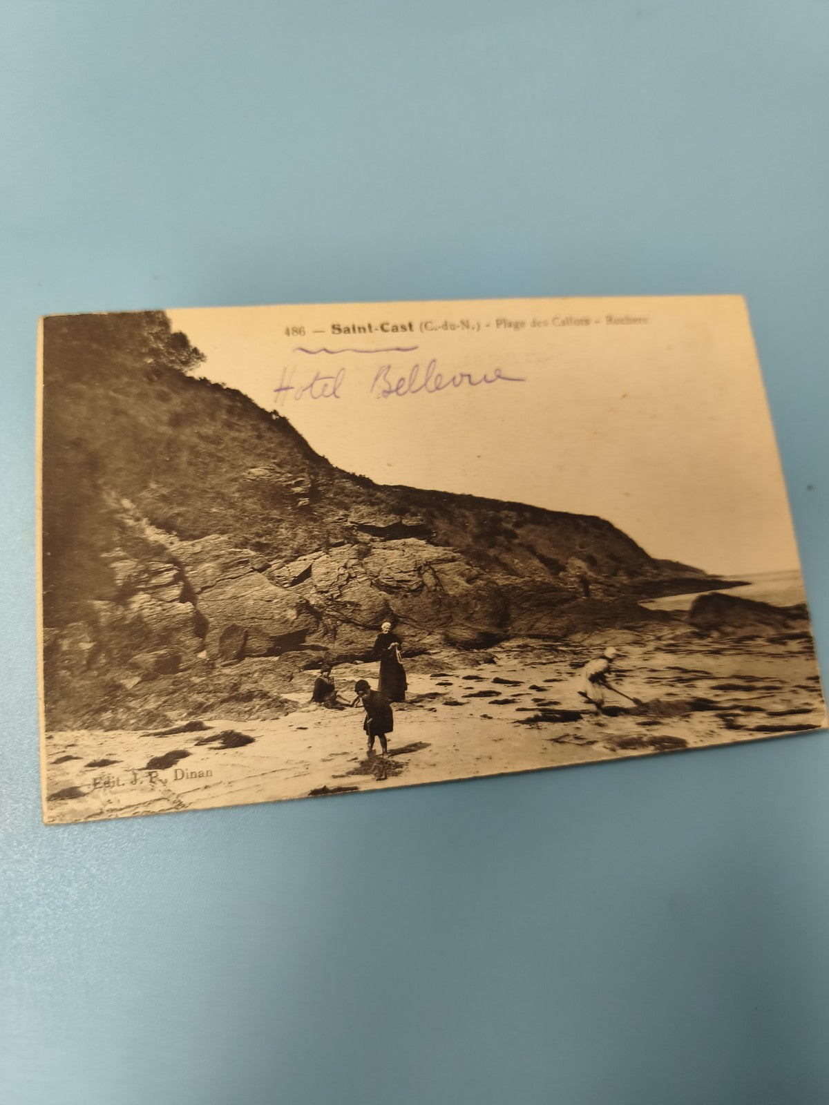 Ancienne carte postale animée Saint-Cast plage Rochers vintage noir et blanc