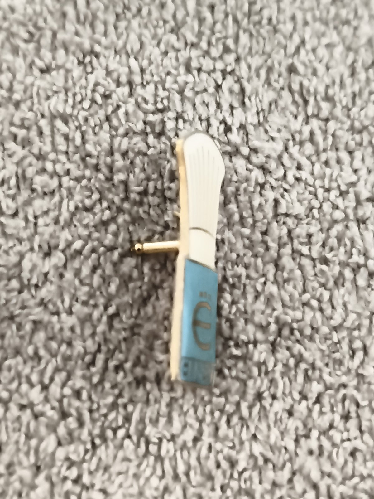 Pin's vintage toque de chef bleu blanc, badge ancien cuisine (Ref 3)