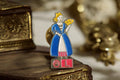 Pin's vintage émaillé Shell L costume XVIIIe bleu blanc rouge rétro