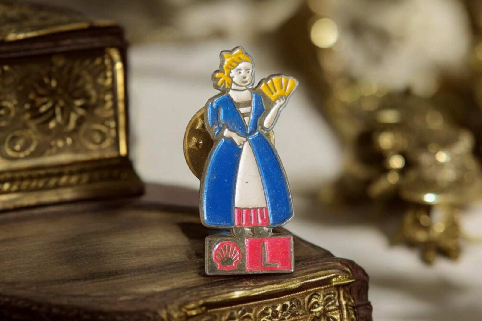 Pin's vintage émaillé Shell L costume XVIIIe bleu blanc rouge rétro