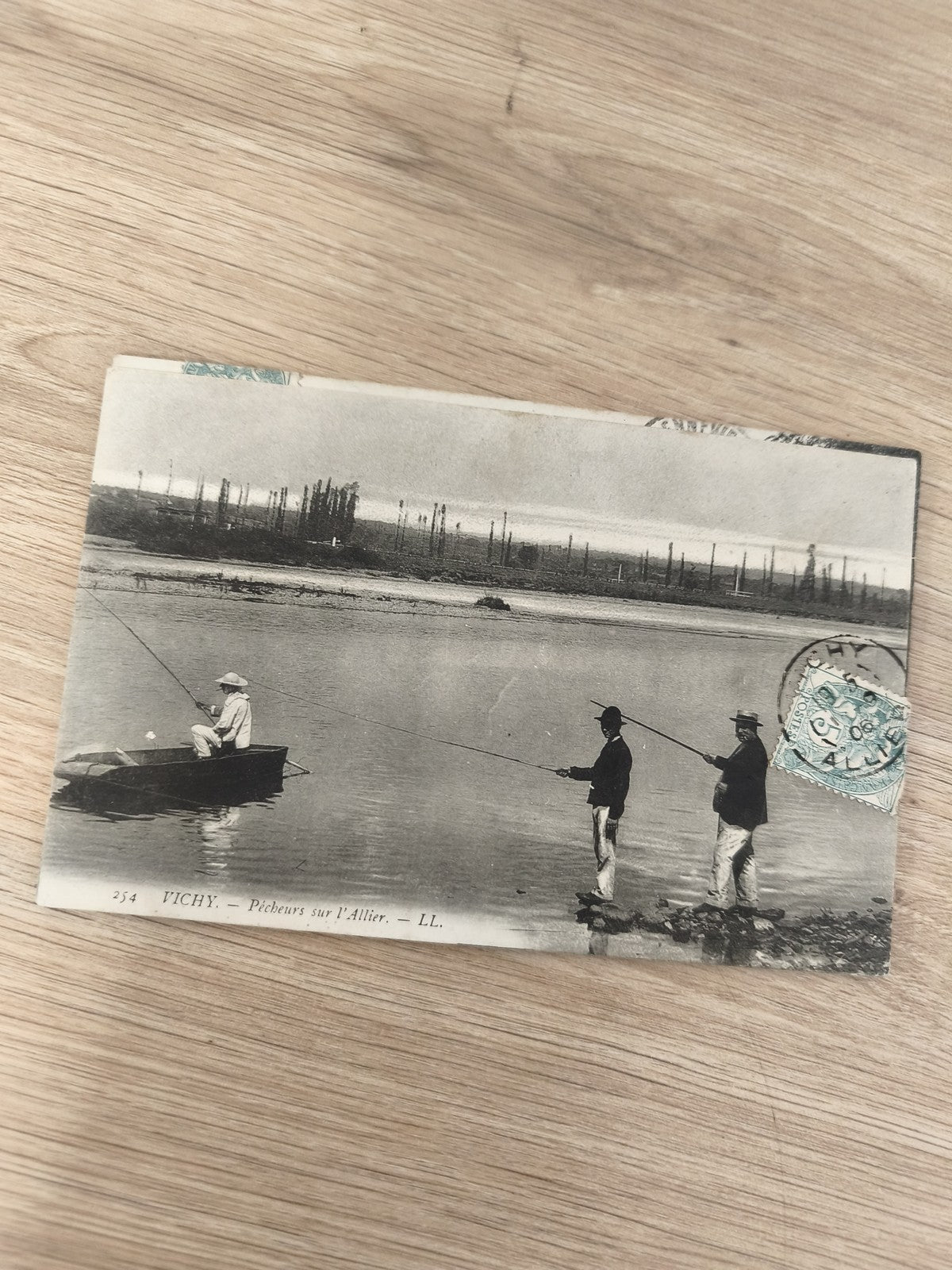 Ancienne CPA Vichy pêcheurs sur l?Allier LL timbre visible noir et blanc