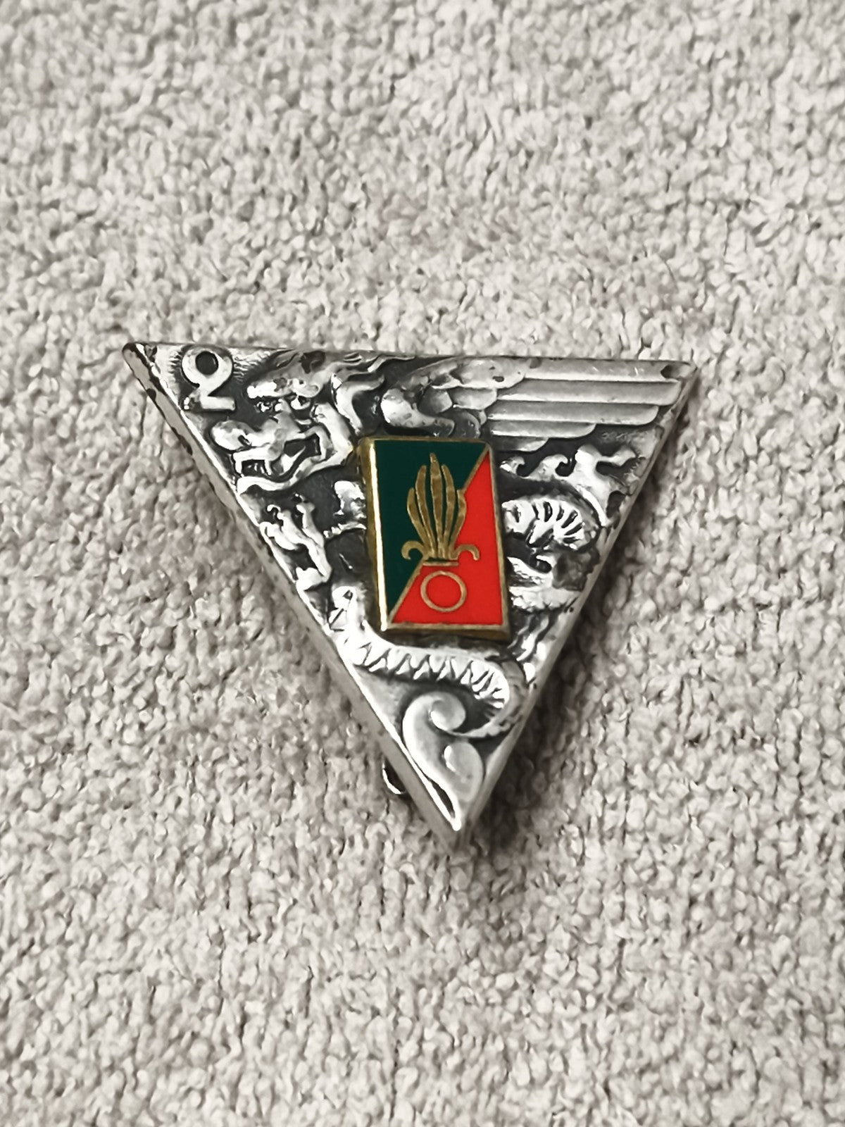 Médaille ancienne triangle relief dragons émail insigne légion