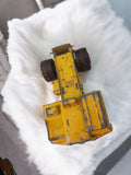 Tracteur miniature ancien jaune, jouet rétro vintage, finition patinée