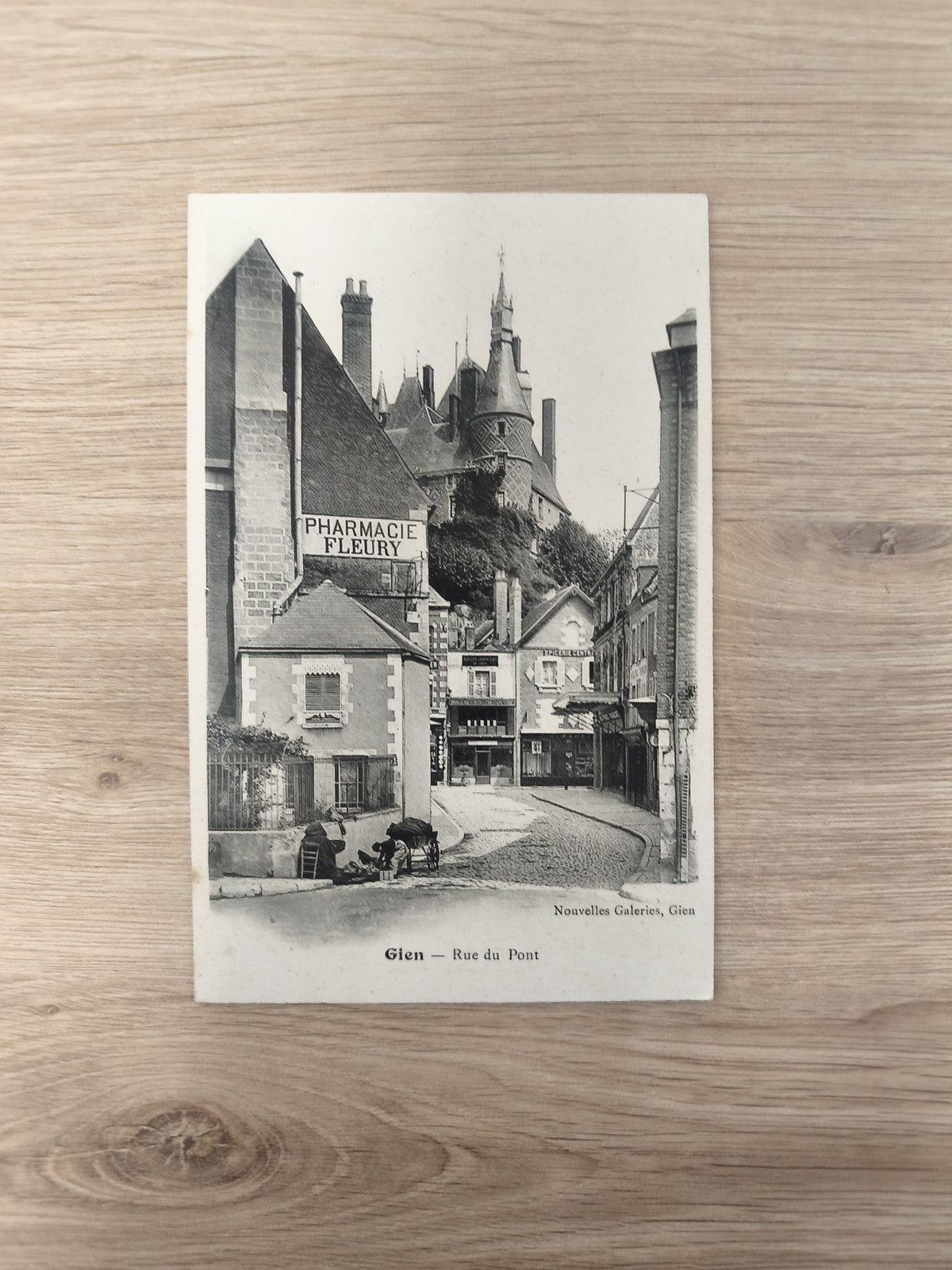 Ancienne carte postale Gien Rue du Pont Pharmacie Fleury noir et blanc vintage