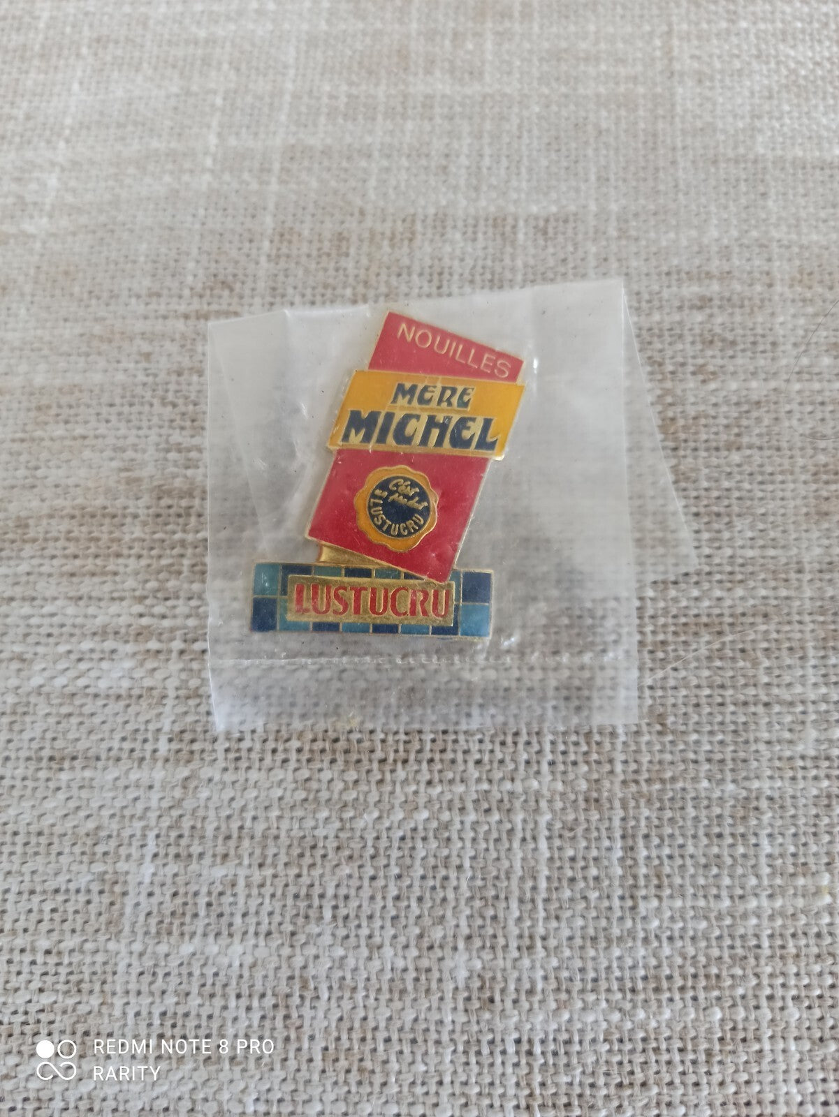Pin's publicitaire vintage Lustucru Mère Michel ? années 90, noilles, rare