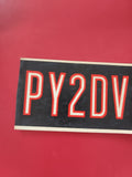 Plaque radio indicatif PY2DV ? Noir et rouge, lettres rouges sur fond noir