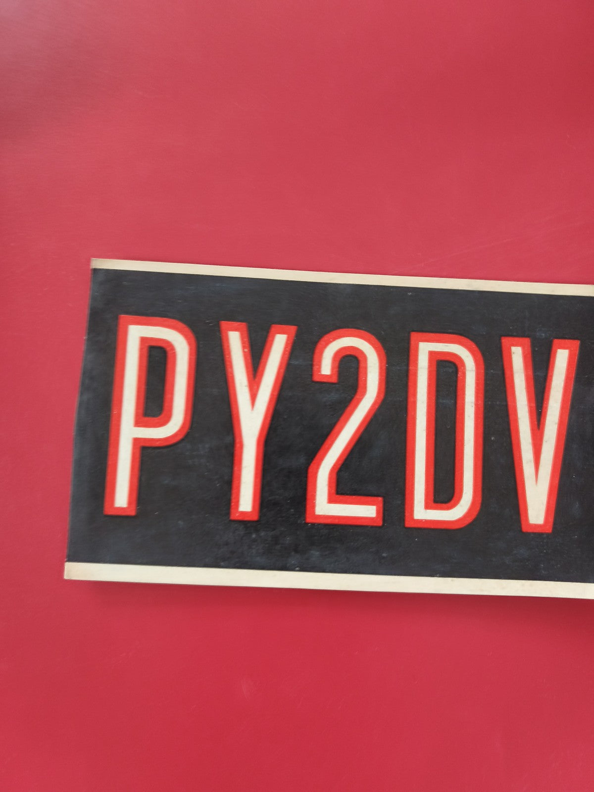 Plaque radio indicatif PY2DV ? Noir et rouge, lettres rouges sur fond noir