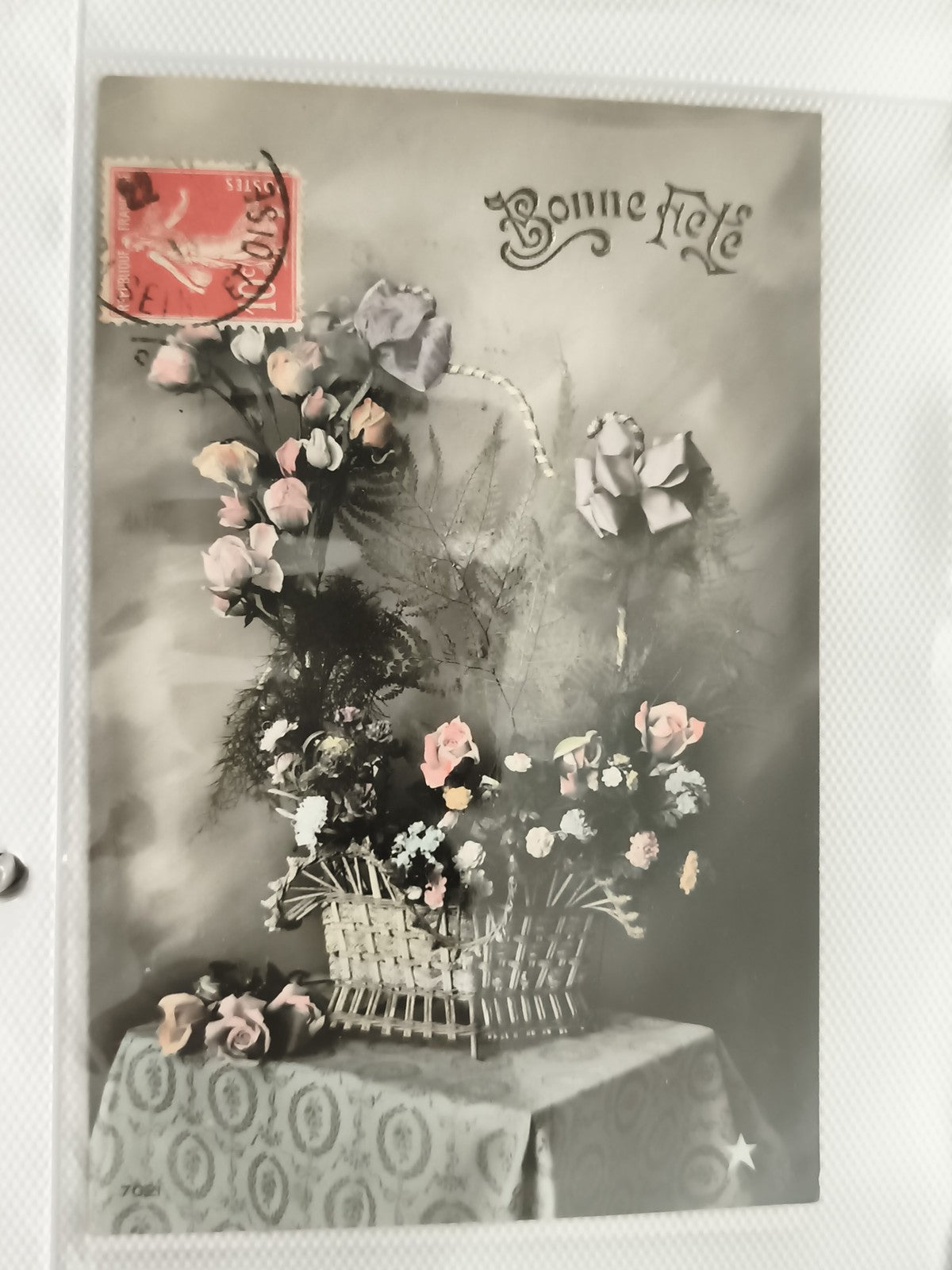 Carte postale ancienne Bonne Fête fleurs panier, CPA début XXe, timbre rouge