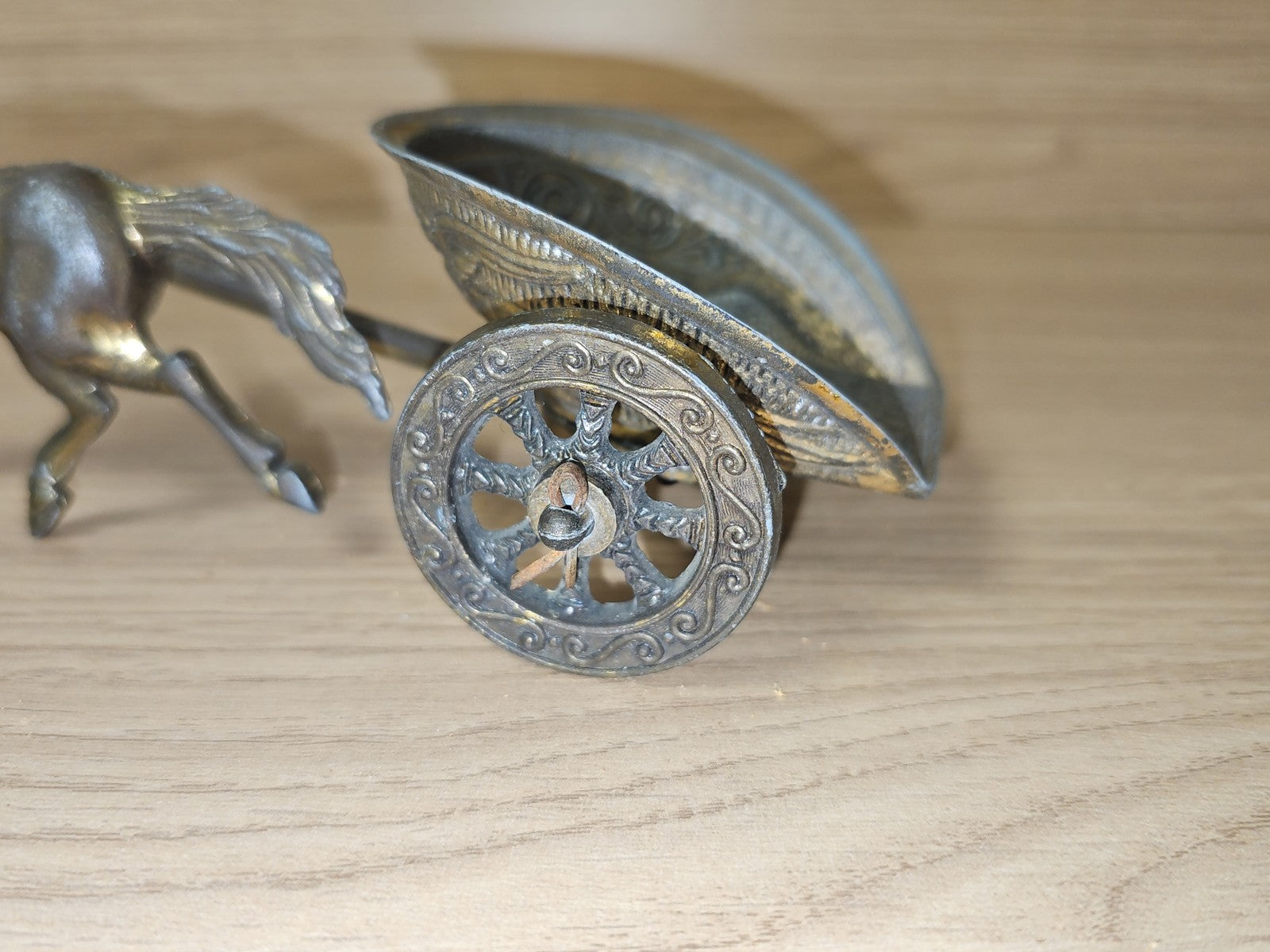 Deko-Skulptur Retro-Panzer aus alter Bronze, Vintage-Objekt zum Sammeln und Dekorieren