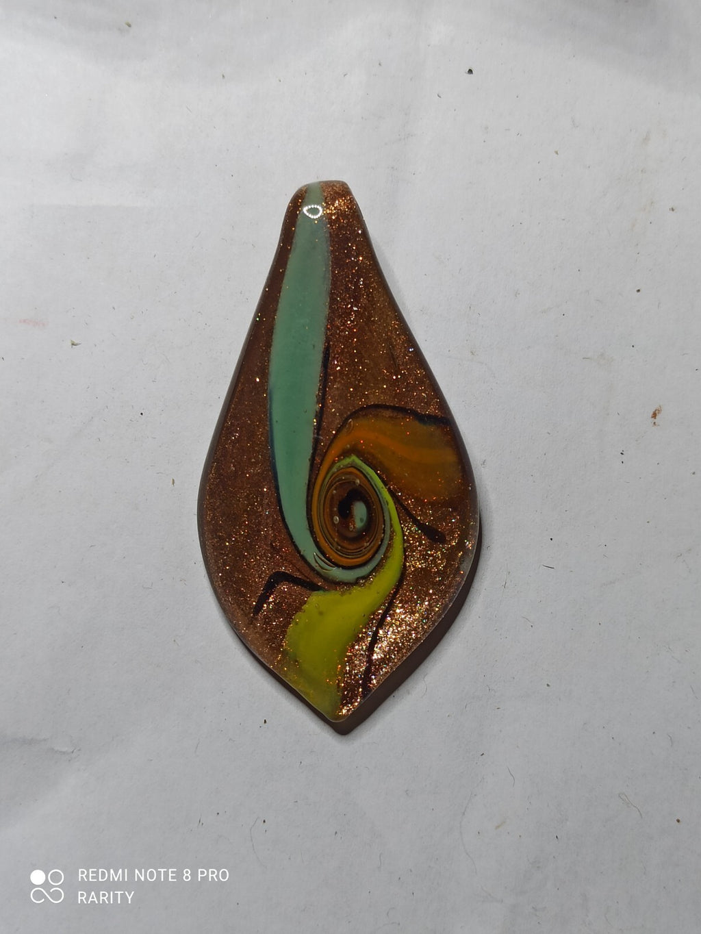 Pendentif abstrait marron orné spirale vert jaune, bijou création unique d'occas