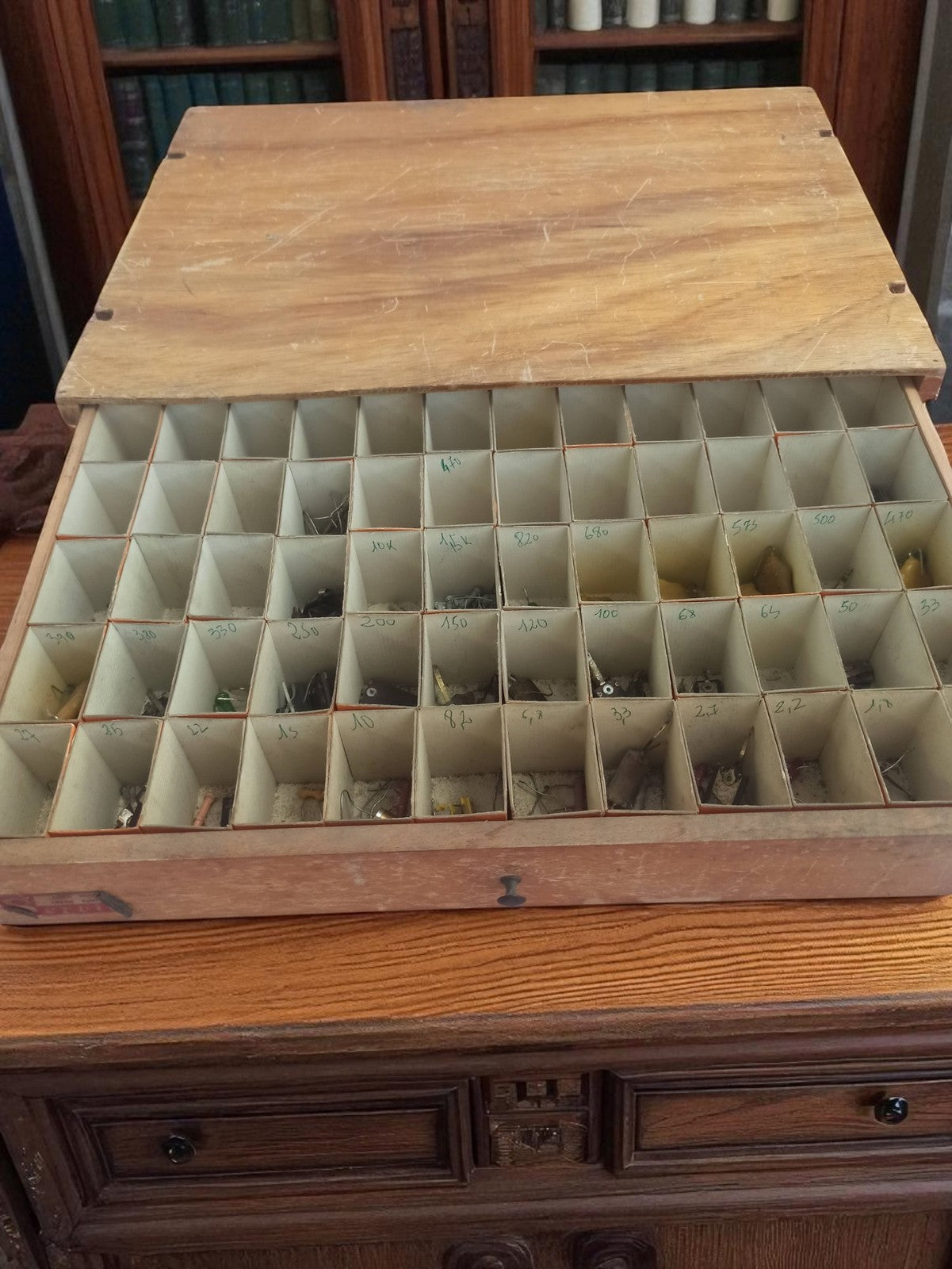 Coffret ancien composants électroniques vintage résistances condensateurs vrac