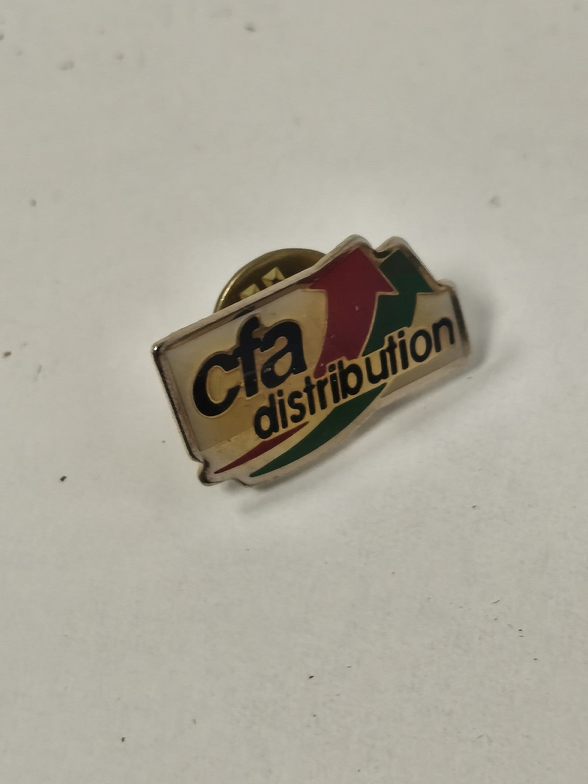 Pin's rétro ancien CFA Distribution collection vintage badge publicitaire rare