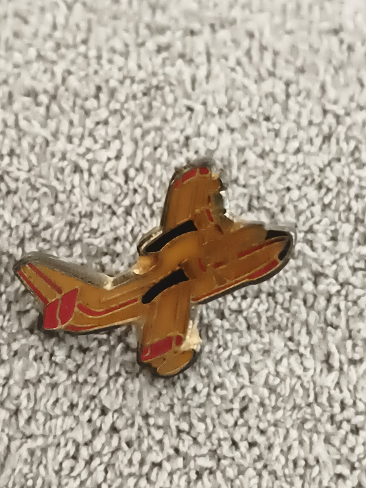 Pin's avion vintage émaillé, jaune et rouge, aviation rétro (Ref 7)