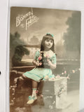 Carte postale ancienne Bonne Fête fillette fleurs colorisée début XXe CPA