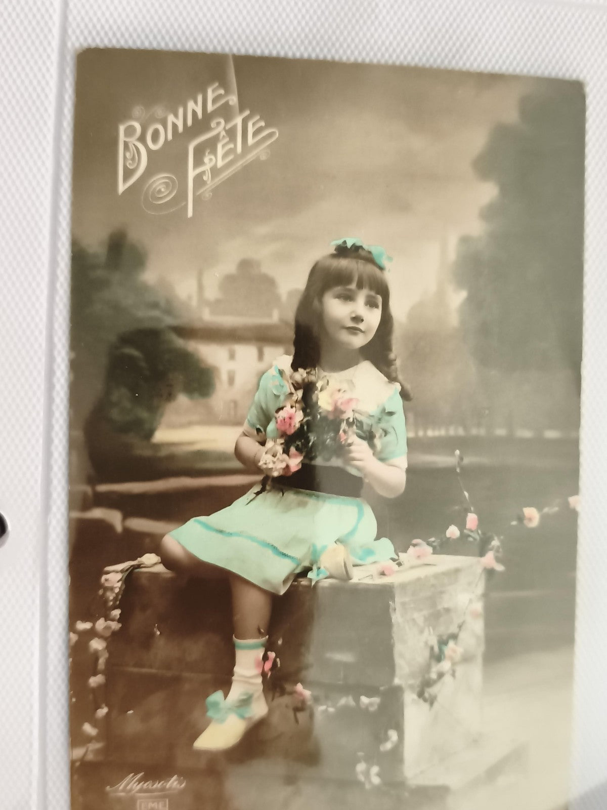 Carte postale ancienne Bonne Fête fillette fleurs colorisée début XXe CPA