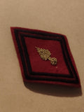 Insigne militaire ancien losange tissu rouge grenade dorée vintage