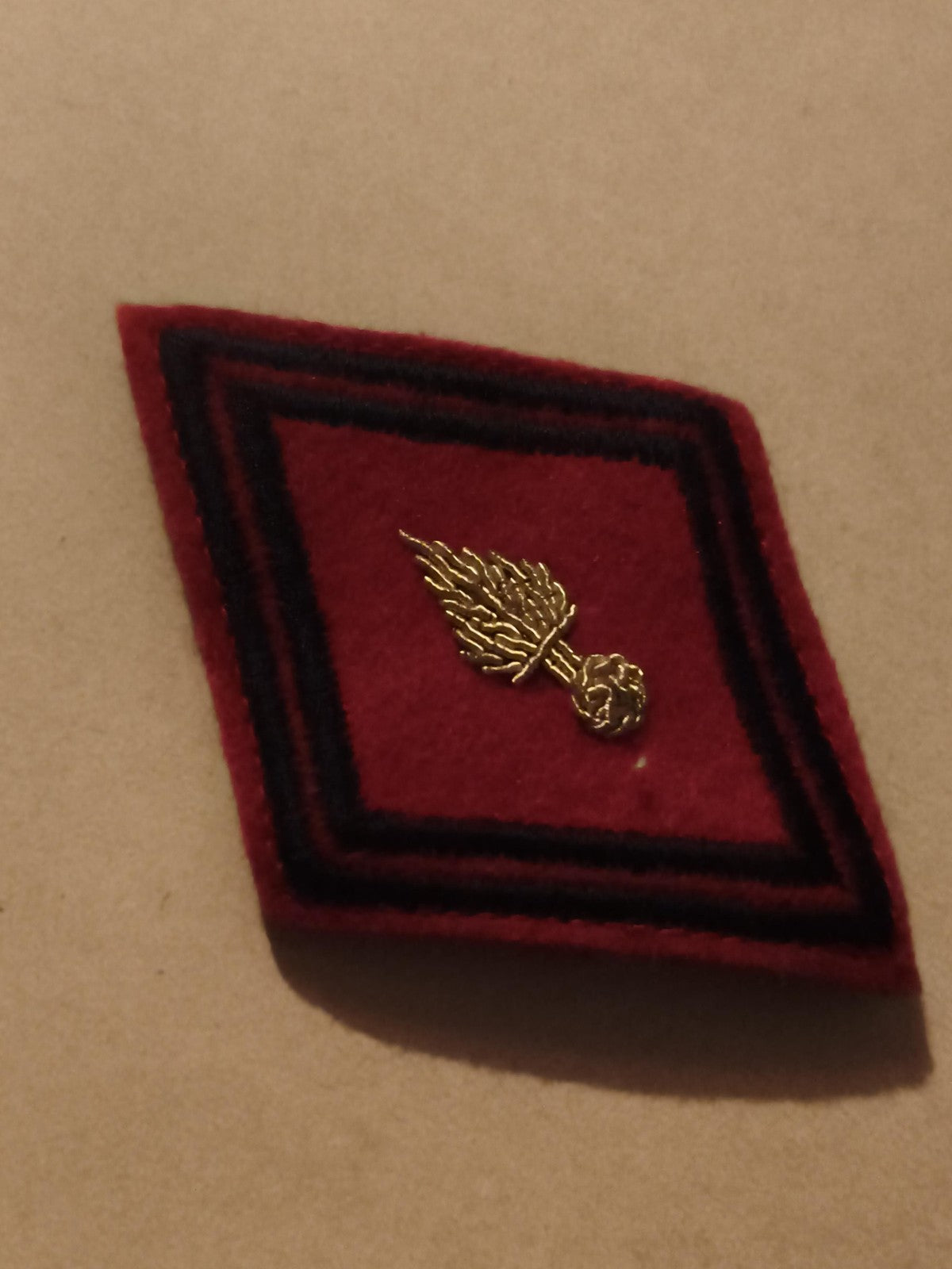Insigne militaire ancien losange tissu rouge grenade dorée vintage