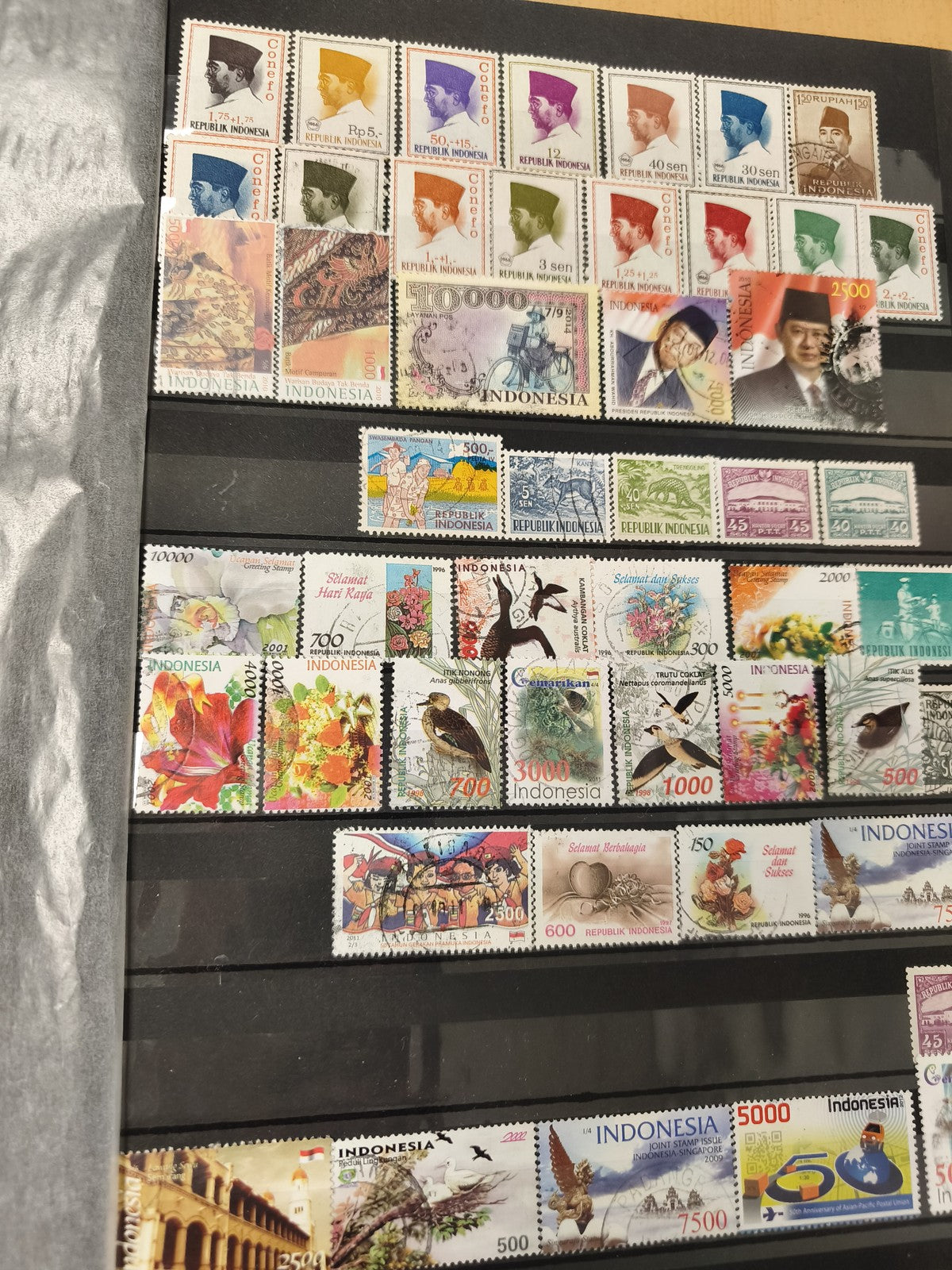 Lot de timbres Indonésie multicolores, thématiques variées, état d?occasion