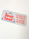 Ancien autocollant publicitaire rétro "Loue Tout" grand format, déco collection