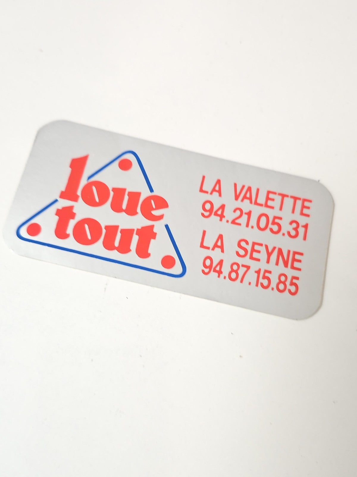Ancien autocollant publicitaire rétro "Loue Tout" grand format, déco collection