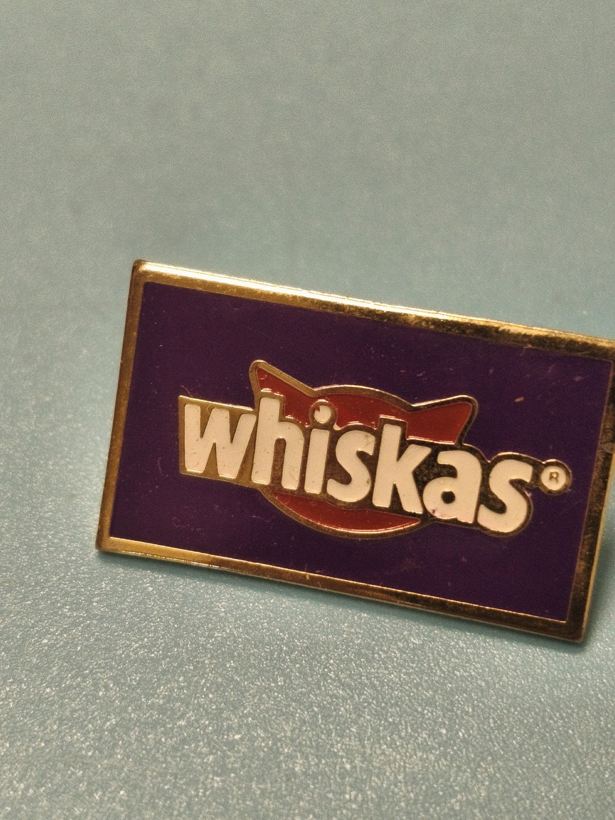Vintage pin's Whiskas logo rectangulaire violet ancien badge collection chat