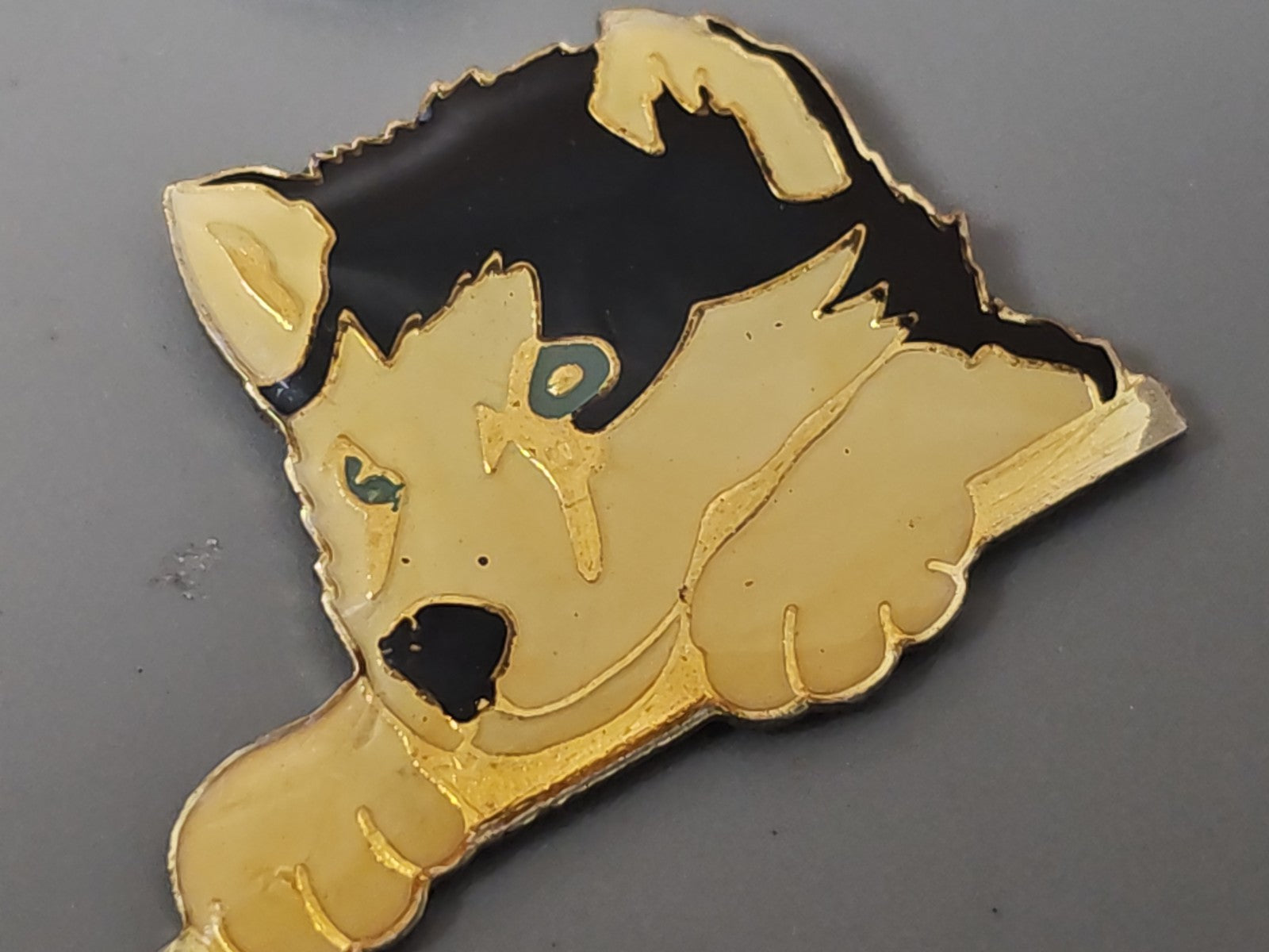 Retro antique wolf pin, vintage animal collector badge, original accessory