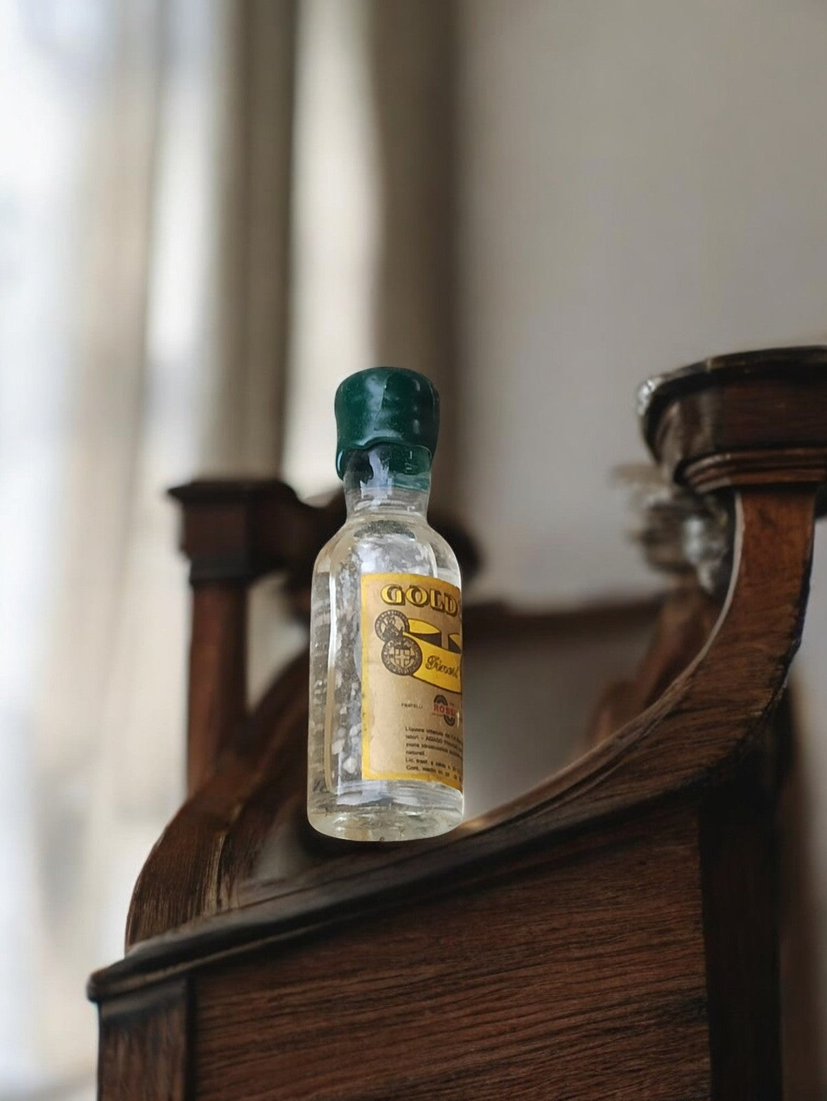 Miniature d’alcool vintage Gold flacon ancien étiquette dorée déco rétro