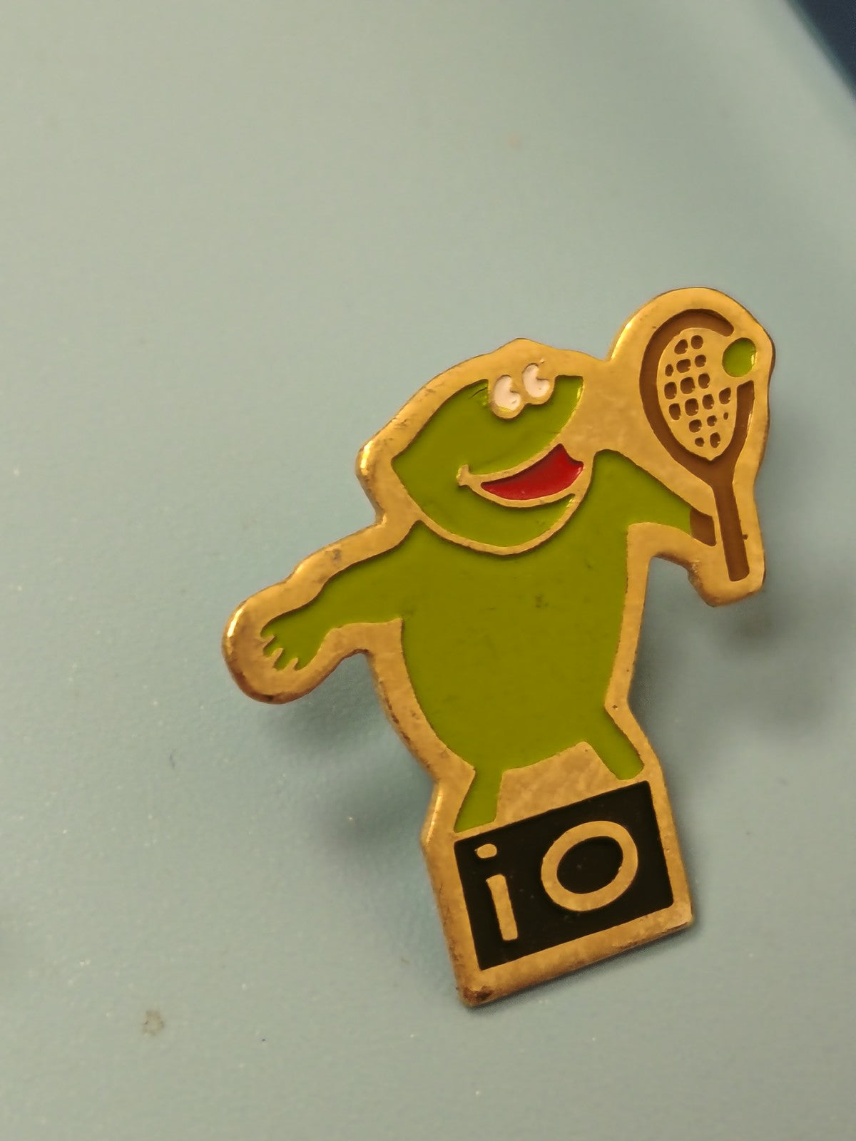 Vintage pin's tennis io vert joueur raquette émaillé années 80-90 rare