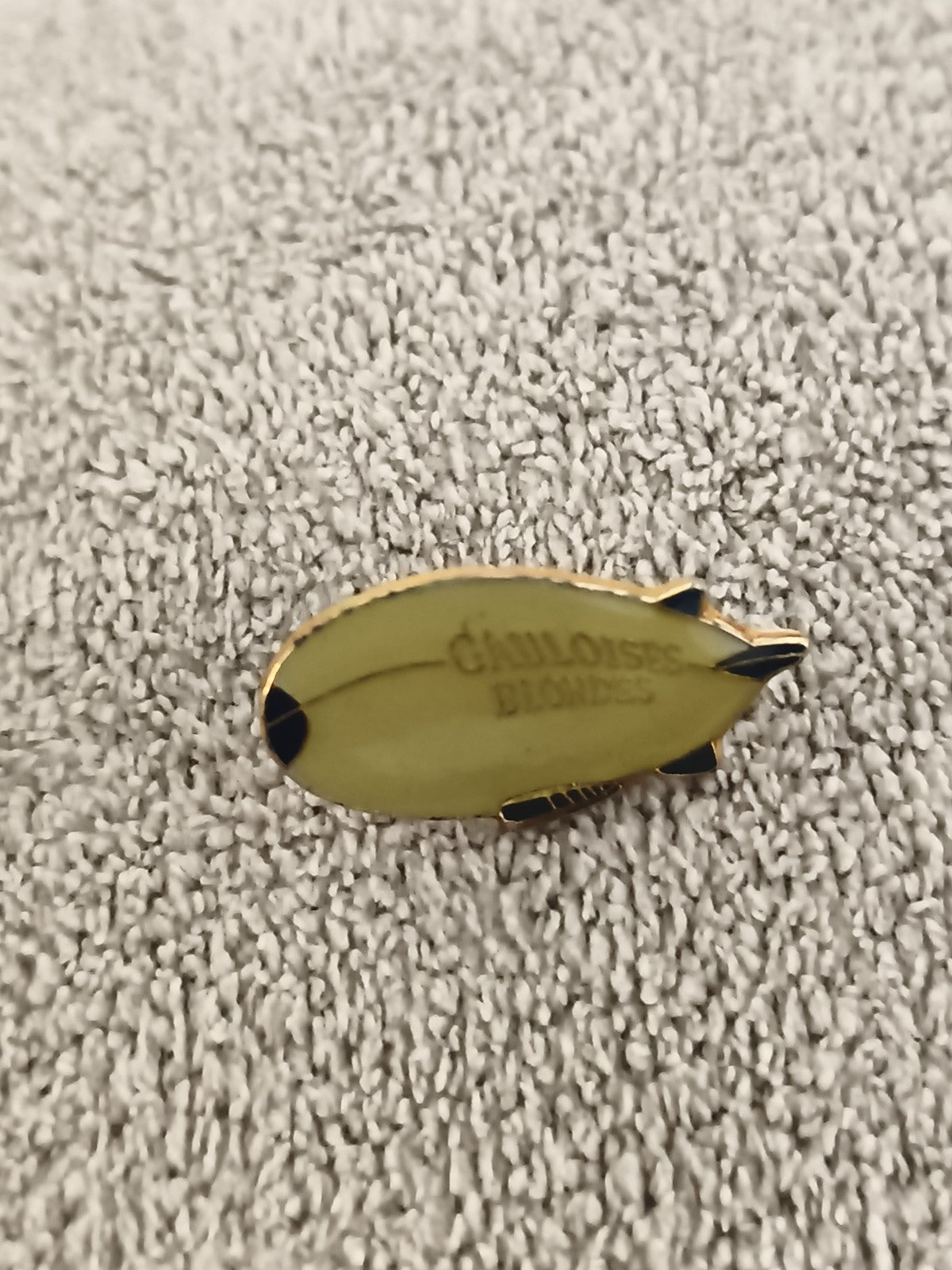 Pin's publicitaire vintage GAULOISES BLONDES poisson doré émaillé ancien (Ref 1)